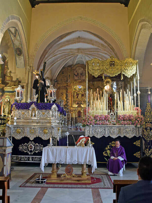 El Miércoles Santo arrancó en Alcalá del Río con la salida  de Jesús Nazareno.