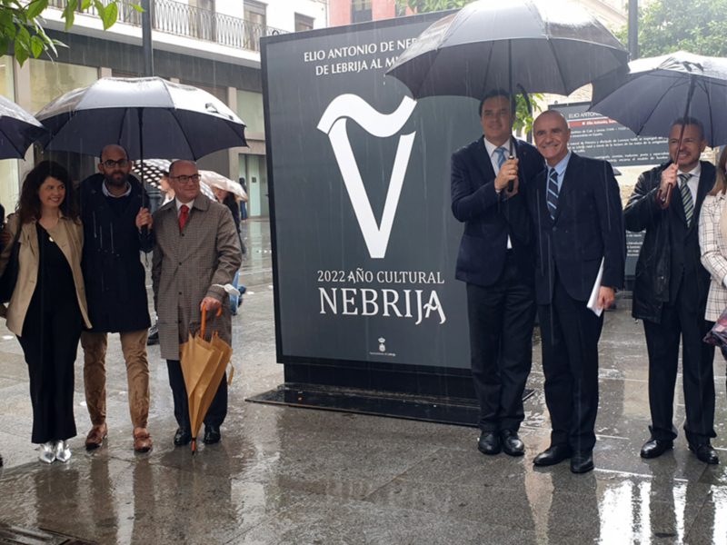 Los alcaldes de Sevilla y Lebrija inauguran la exposición urbana de Elio Antonio de Nebrija en la Avenida de la Constitución