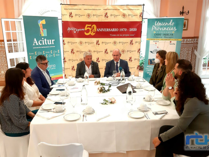 Javier Sánchez Rojas analiza con Acitur y concejales los problemas y retos del empresariado chipionero y gaditano