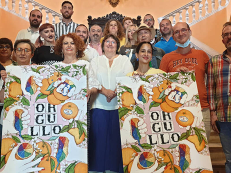 El Ayuntamiento presenta el cartel del Orgullo 2022 de Ana Jarén en el que combina diversidad y tradición a partir de elementos sevillanos