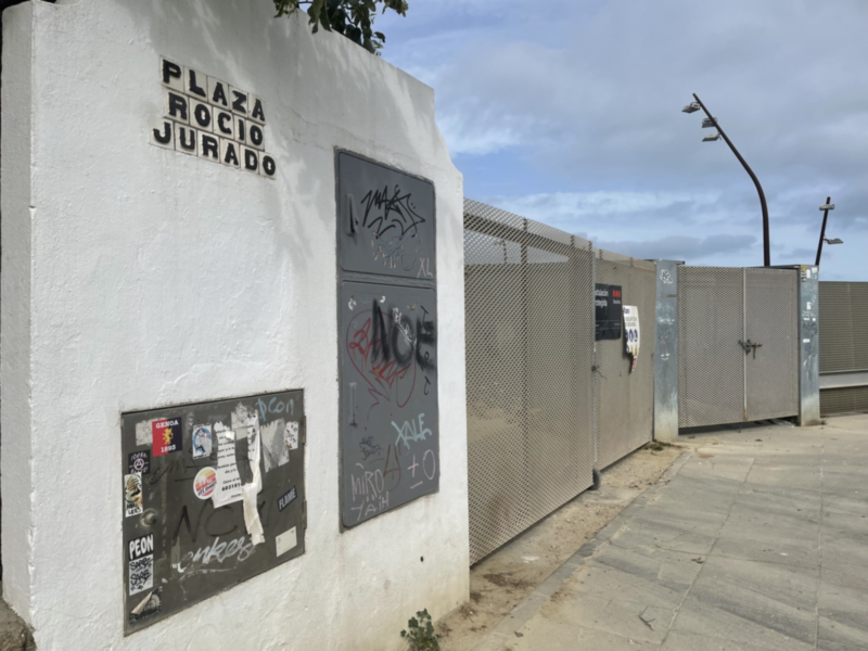 Cinco años después de denunciarlo RJ La Más Grande, el Ayuntamiento de Cádiz sigue sin adecentar el rótulo de la plaza de Rocío Jurado