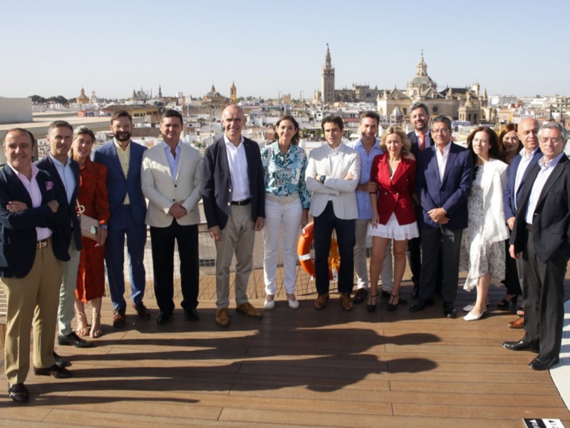 El alcalde y la ministra de Turismo mantienen un encuentro con la Asociación Sevillana de Empresas Turísticas