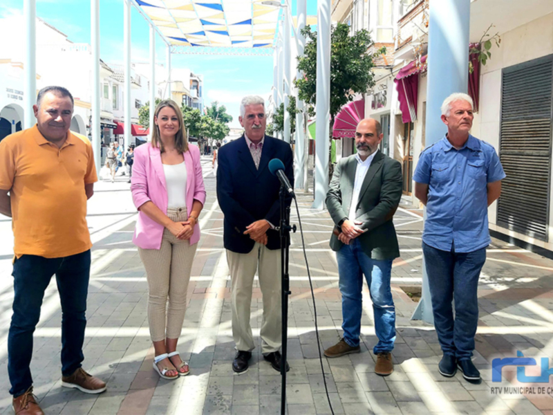 El diputado provincial Manuel Ángel Chacón supervisa el proyecto de entoldado de la calle Víctor Pradera