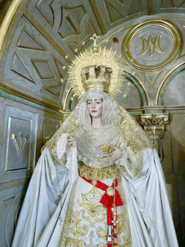 La Virgen de la Esperanza Ilipense se viste de Reina en Pentecostés 