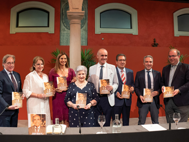 Antonio Pulido, ha querido comenzar su intervención explicando que “para nosotros es un honor editar esta publicación y la presentación del libro