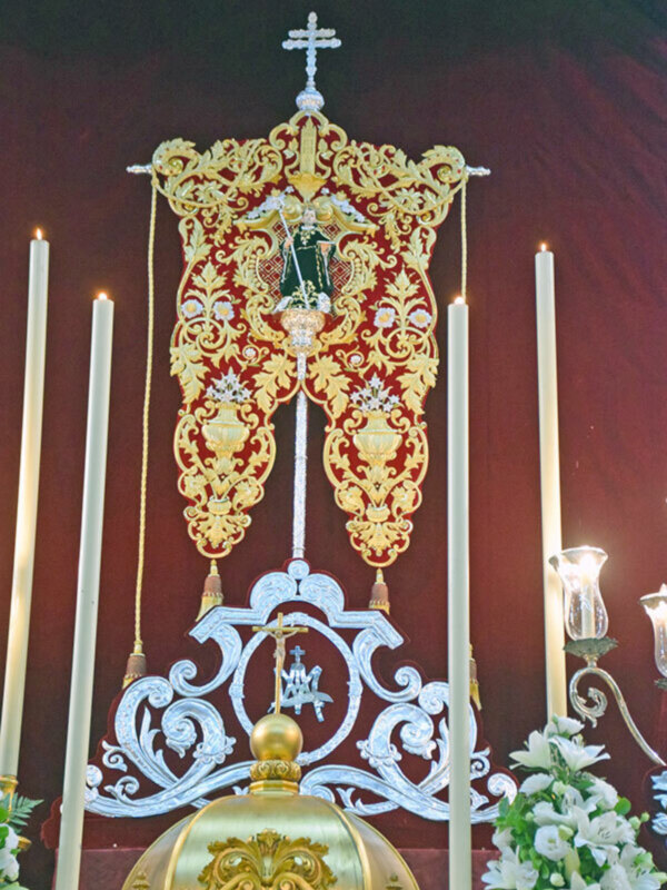 El grupo de fieles de San Benito Aba de Sevilla realizo el acto de la Bendición de su estandarte