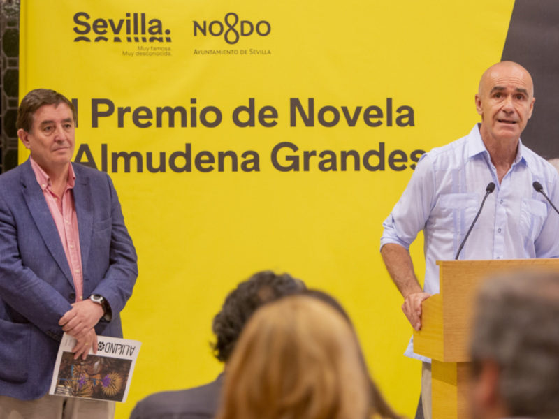 El Ayuntamiento de Sevilla convoca el Premio Almudena Grandes en agradecimiento al “compromiso” que practicó en su vida
