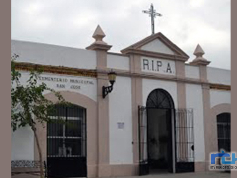Este edificio es el Cementerio Municipal de San José, ubicado en la ciudad de Chipiona. La arquitectura es clásica con detalles ornamentales y una entrada principal con puertas metálicas. La fachada está decorada con un letrero que dice "Cementerio Municipal de San José".