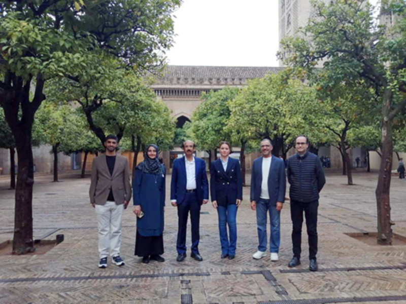 Los Emiratos Árabes Unidos visitan la Catedral de Sevilla. 