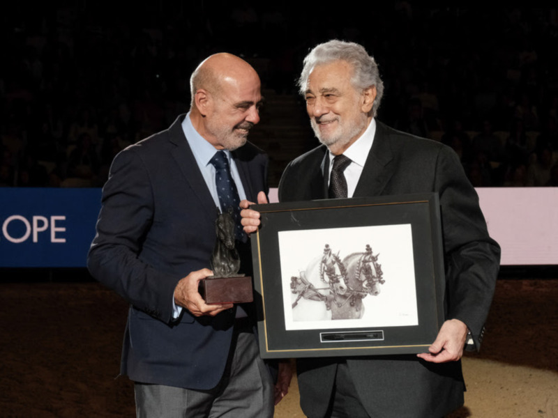 Plácido Domingo recoge su Premio PRE sobre la pista de SICAB.