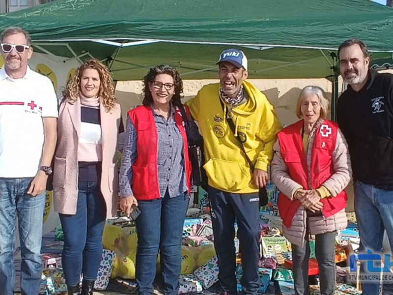 Equipo de voluntarios de Cruz Roja en una actividad benéfica.
