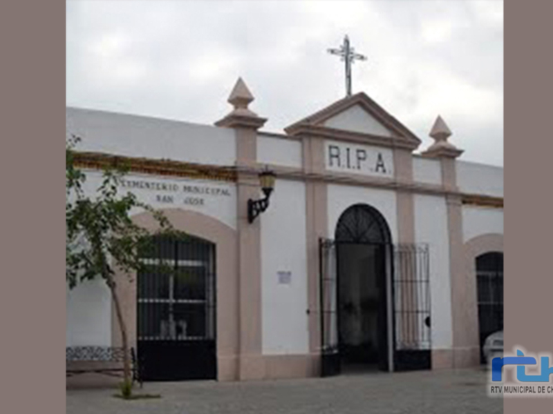 La fachada de un edificio con una inscripción que dice "R.I.P.A." en la parte superior. El edificio tiene una estructura clásica con detalles arquitectónicos, incluyendo un techo con una cruz en la parte superior. La entrada principal está protegida por una puerta metálica con un arco, y hay ventanas con persianas negras. El entorno parece ser urbano, con una calle vacía y un cielo nublado.
