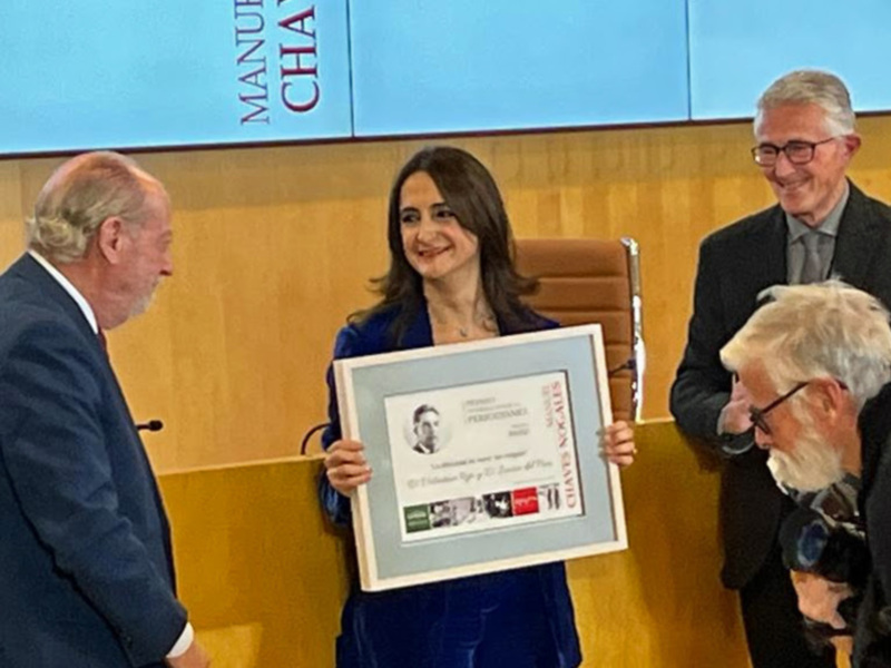 Inmaculada García, coeditora de "Los Reporteros" de Canal Sur, recoge el Premio Chaves Nogales