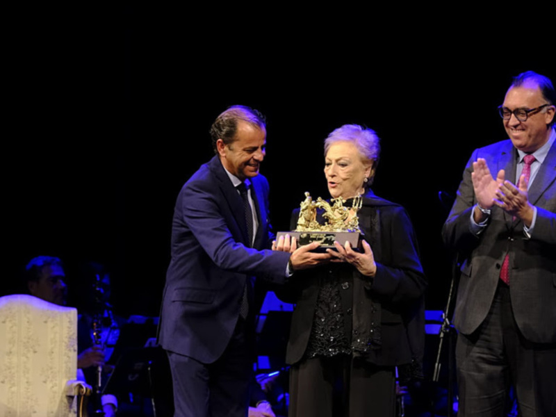 La saetera Angelita Yruela recoge "El Llamador" de Canal Sur Radio en Sevilla
