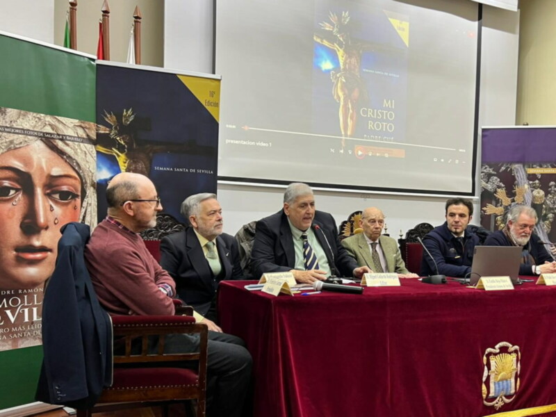 Ateneo de Sevilla, a rebosar, acogió la presentación de la 16 edición de la obra "Mi Cristo Roto"
