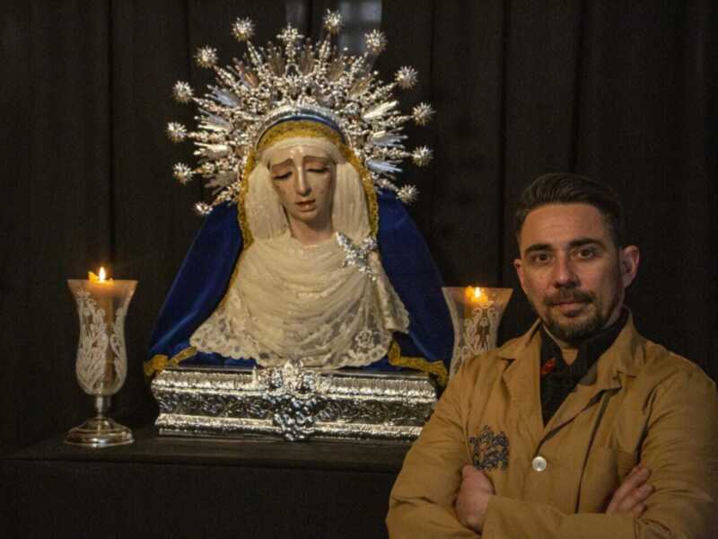 Expuesto en la capilla sacramental del convento del Santo Ángel de la calle Rioja de Sevilla, un busto de una dolorosa inspirado en María Santísima de