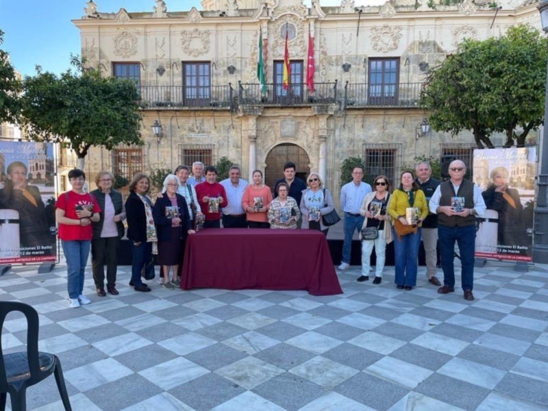 Entrega de ejemplares de 'Gracia Montes, La voz de cristal' a asociaciones de Lora del Río