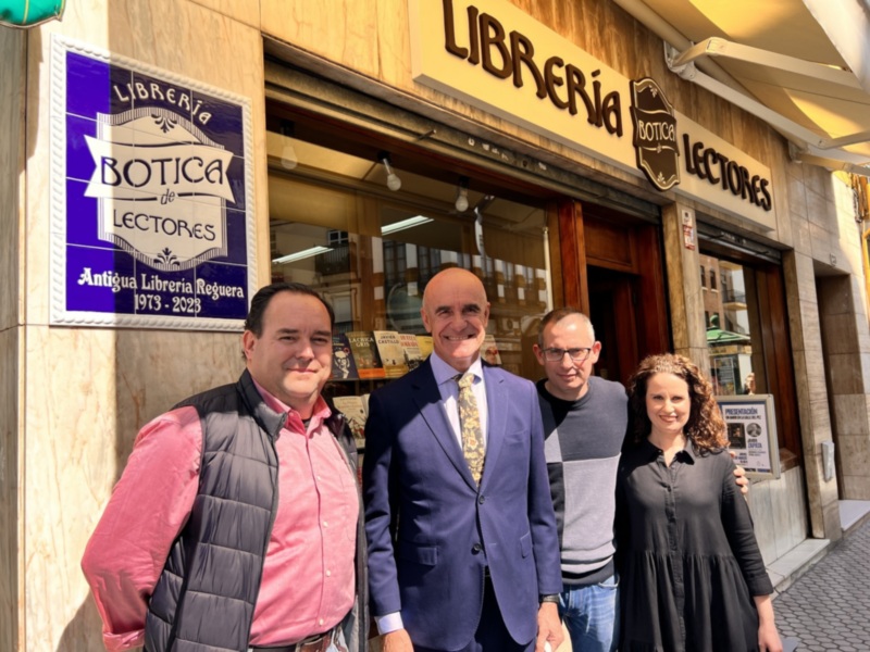 El alcalde de Sevilla destaca la apuesta de la empresa sevillana ‘Botica de Lectores’ por el sector del libro tras tomar el relevo de la antigua Libre
