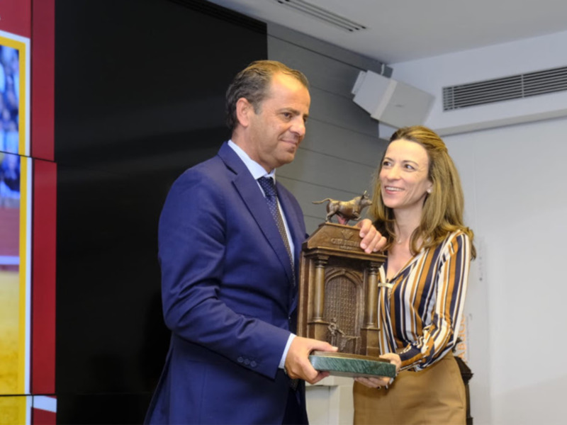 El director general de Canal Sur, Juande Mellado, recoge el premio de la Caja Rural a la institución más destacada en el apoyo y promoción de la Fiest