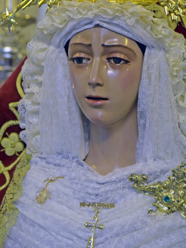 La Stma Virgen de la Fe y entrega celebro su anual Besa mano del Barrio sevillano de San Juan de la Salle.