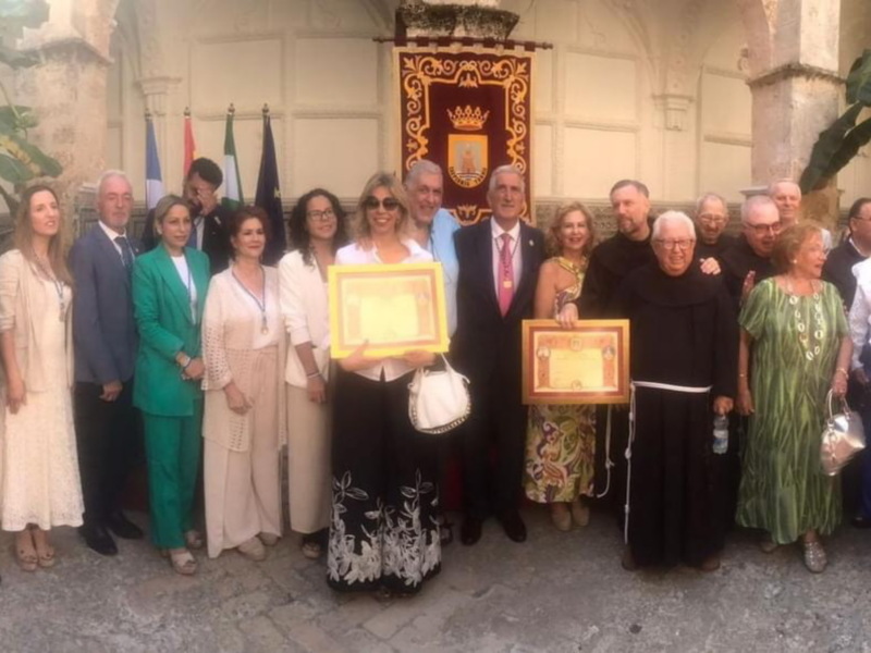 La periodista sevillana Marina Bernal y el rector del Santuario de Regla, hijos adoptivos de Chipiona