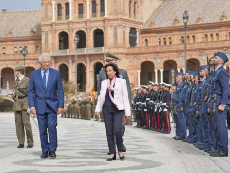 Margarita Robles preside en la Plaza de España de Sevilla el desfile previo a la reunión de los Jefes de Estado Mayor de la Defensa