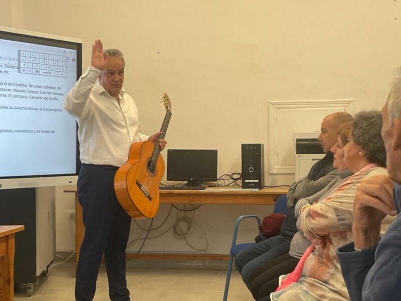  Emotiva conferencia del guitarrista Juan Gómez en el SEP Miguel Espinosa Pau sobre la historia del flamenco y su evolución