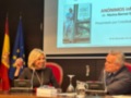 Presentación de "Anónimos Infinitos" por Marina Bernal Gutiérrez en un evento oficial.