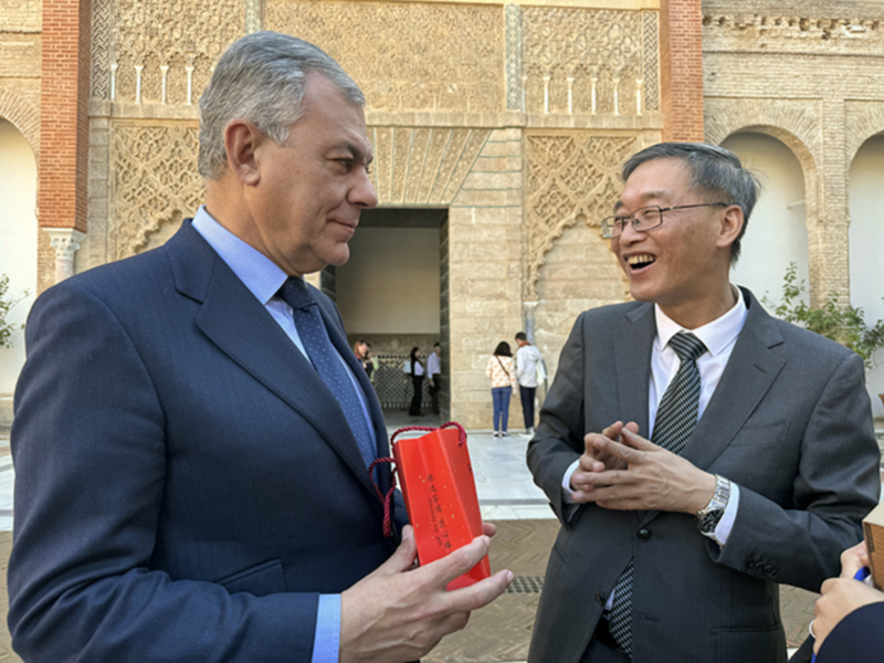 El alcalde de Sevilla recibe al embajador de China en España* 