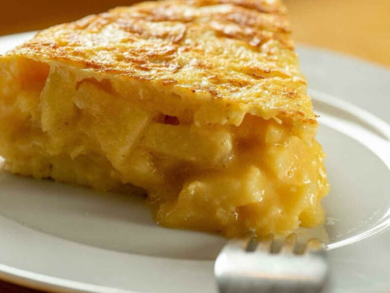 La mejor tortilla de patatas de Sevilla se sirve en este bar que también tiene el flamenquín más grande de España