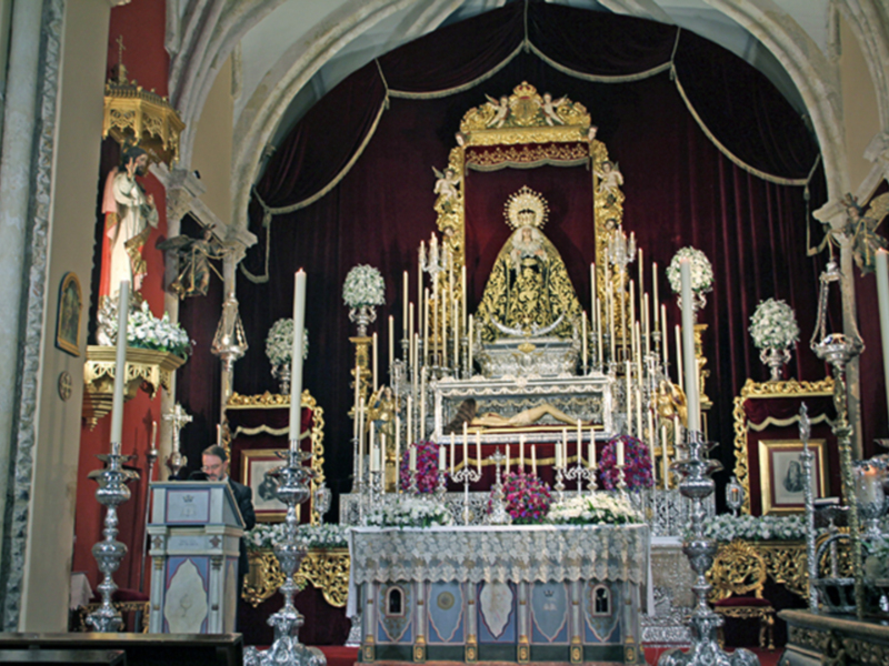 Altar efímero para los cultos de Septenario de la Hermandad de la Soledad de Alcalá del Río.