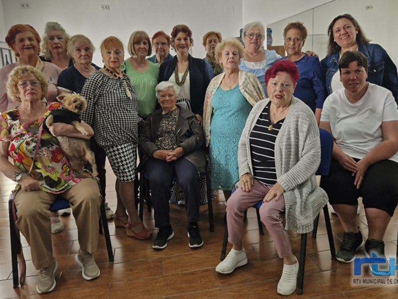 Personas usuarias del Centro Social de las Personas Mayores se suman a la conmemoración del Día del Libro con una lectura de poemas   