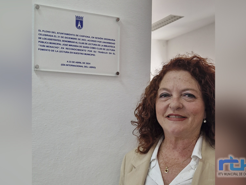 El descubrimiento de la placa del Club de Lectura Toñi Menacho en la Biblioteca Municipal abrió la celebración institucional del Día del Libro 