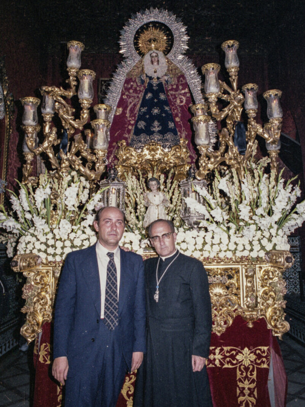 Nuevo libro con fotografías de Fernando Salazar y Ángel Bajuelo , “Como sonríe Sevilla…” del padre Ramon Cué .