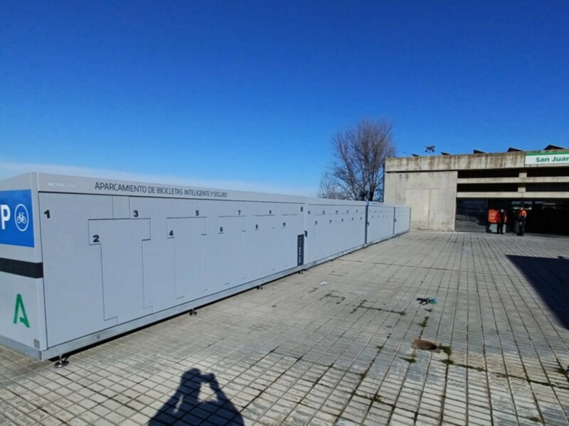 Metro de Sevilla incorpora en sus estaciones 120 aparcamientos seguros para bicicletas y patinetes