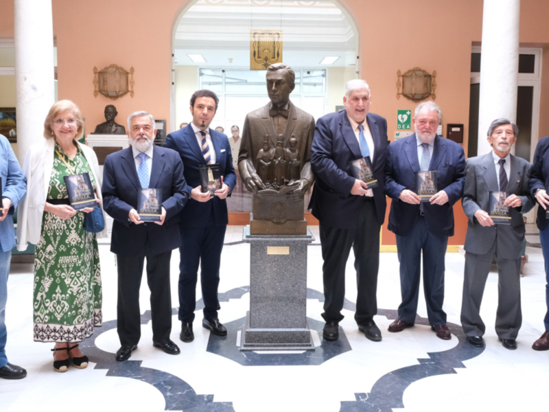  Exitosa presentación con lleno absoluto  en el Ateneo del libro "Cómo sonríe Sevilla" el mismo día 35 años después del Pregón de las Glorias 