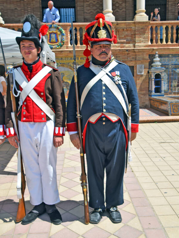 Una convención reúne en la asociaciones amigos de la historia militar en la plaza de España en Sevilla