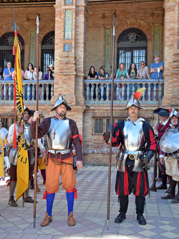 La Plaza de España, de Sevilla escenario de recreaciones de antiguos ejércitos españoles y extranjero 