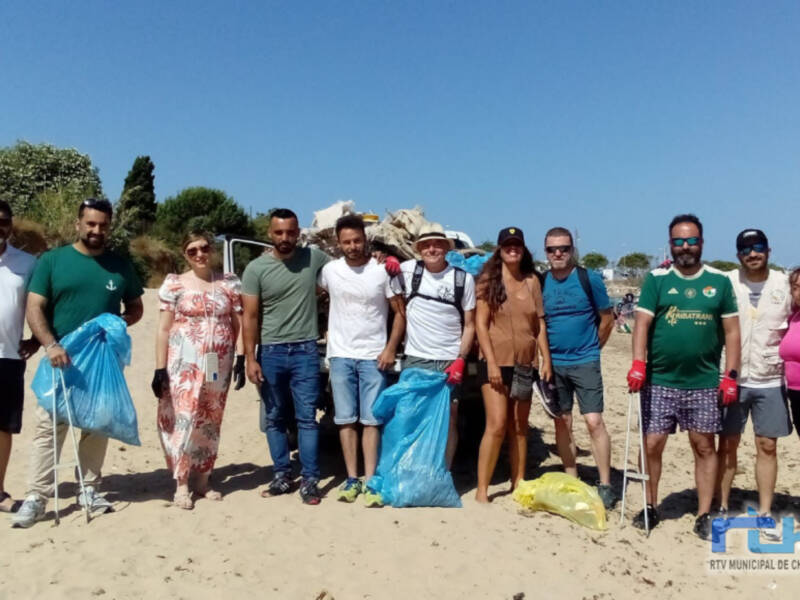 Voluntarios recogen más de doscientos kilos de basura en la playa de Micaela con el proyecto Libera