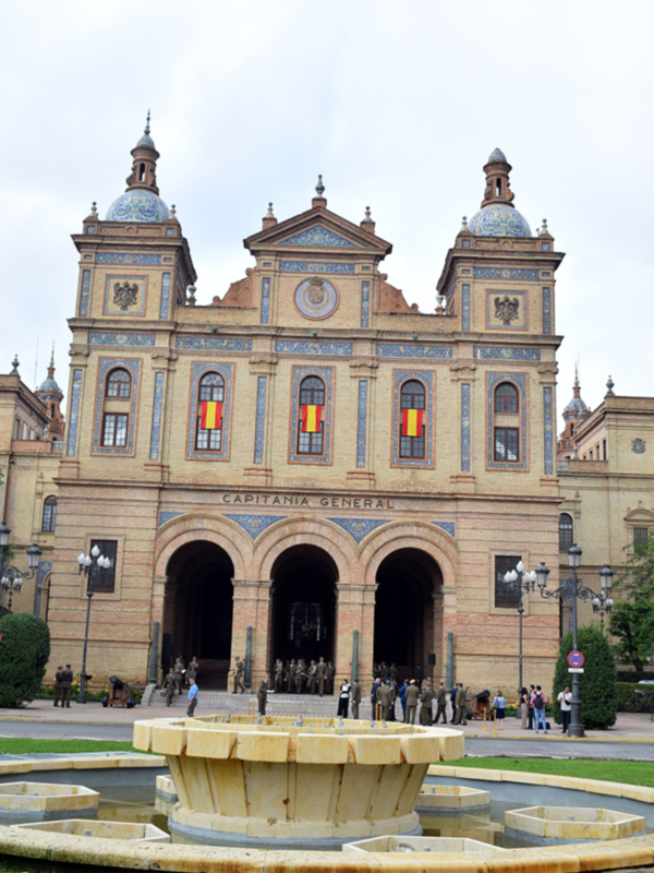 Homenaje en Sevilla a Felipe VI: Solemne izado de bandera en Capitanía por su década de reinado