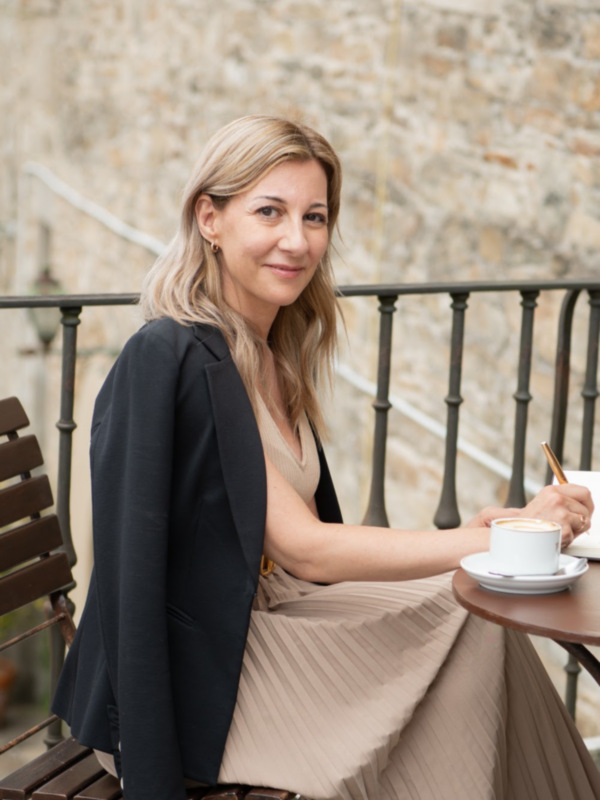Eva García Sáenz de Urturi publica por primera vez la trilogía completa con la que comenzó su carrera: «La saga de los longevos»