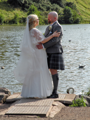 El kilt, conocido popularmente como falda escocesa, es la prenda más típica de Escocia e Irlanda. Consiste en una falda que forma parte de la ropa . 