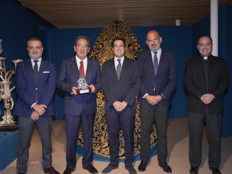La Fundación Cajasol inaugura la exposición “Baratillo. Una corona de Piedad y Caridad” 