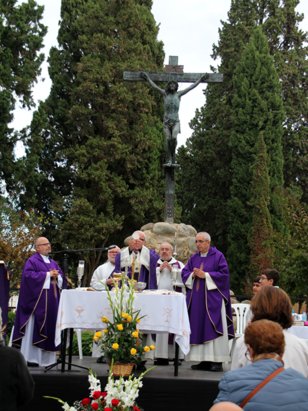 Misa Pontificia en el Cementerio de San Fernando de Sevilla  honra a los fieles difuntos