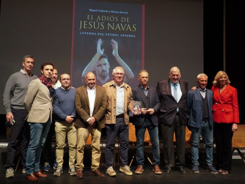 Lleno en el Teatro Cajasol para la presentación  del libro “El adiós de Jesús Navas “. ( Vídeo)