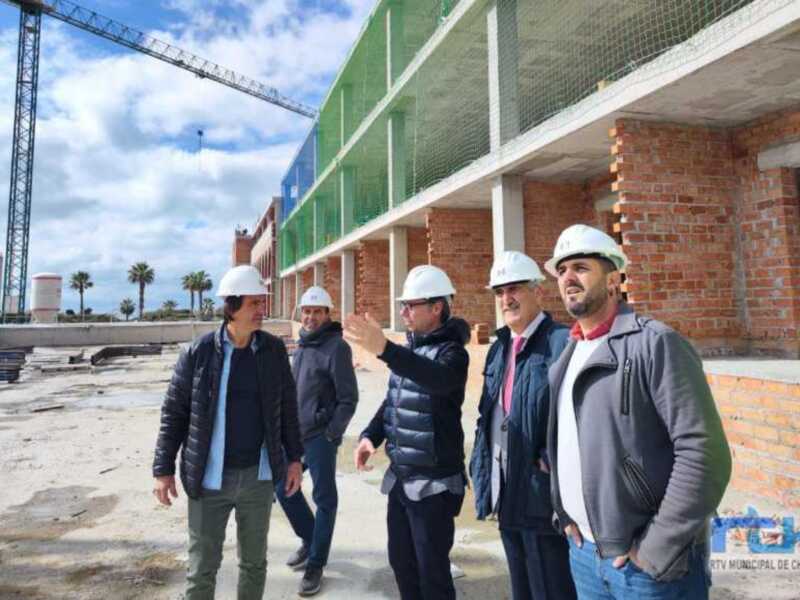 Luis Mario Aparcero supervisa los trabajos de construcción del nuevo Hotel Best de Costa Ballena