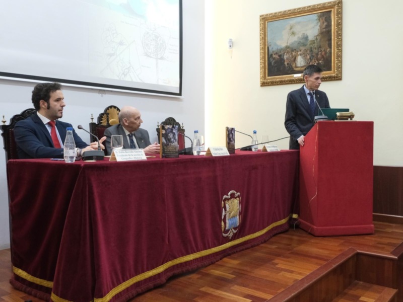 El doctor D. Fernando de la Portilla de Juan pronunció con gran éxito y lleno de público , una conferencia en el Ateneo de Sevilla 
