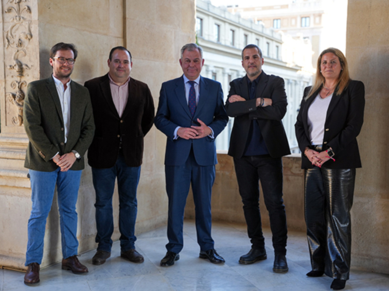El alcalde de Sevilla recibe al nuevo director de la Feria del Libro, Antonio Agredano