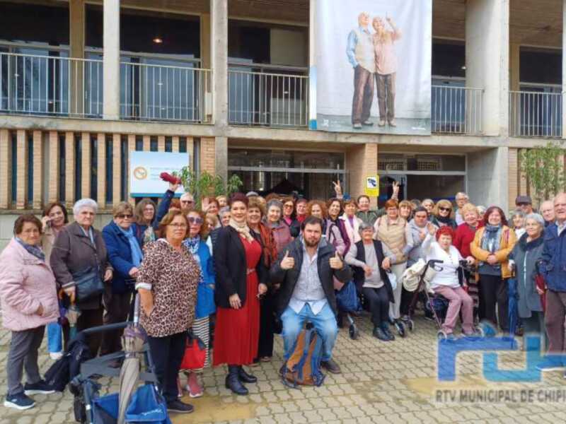 Personas usuarias del centro social de Chipiona asisten a la Feria del Mayor Activo