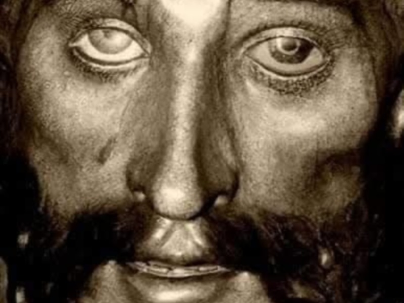 Detalle de un rostro con expresión serena y ojos grandes, probablemente de una escultura religiosa.